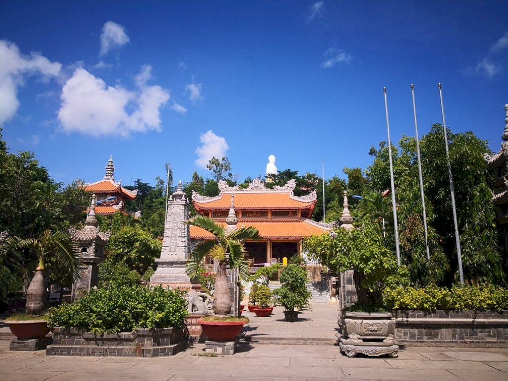 The whole temple has exquisite Buddhist architecture, frequently captured in detailed Long Son pagoda photos